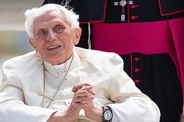 Der emeritierte Papst Benedikt XVI. im Rollstuhl