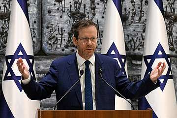 Hier ist Israels Präsident Isaac Herzog bei einer Pressekonferenz am Donnerstag zu sehen.