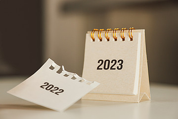 Kalender zeigt Jahreszahl 2023, herabfallendes Kalenderblatt 