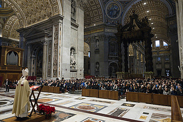 Menschen im Petersdom während einer Messe