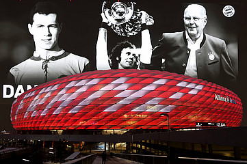 Fotomontage mit Bildern von Franz Beckenbauer und der Allianz-Arena
