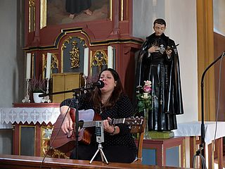 Debora Vezzani singt und erzählt in München von ihrem Weg zum Glauben.