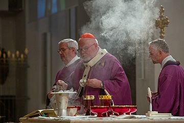 Die liturgische Farbe Violett in der Österlichen Bußzeit steht für Umkehr und Buße. Kardinal Reinhard Marx trug sie zum Beispiel am Aschermittwoch.