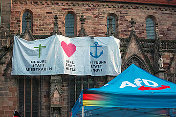 Wahlkampfstand der AfD vor Nürnberger Selbalduskirche im September 2023