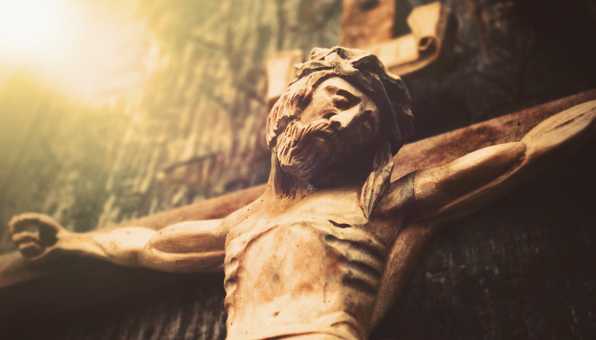 Statue vom ans Kreuz genagelten, sterbenden Jesus