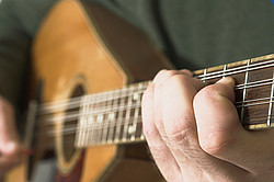Gitarrenspiel in Nahaufnahme