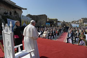 Papst Franziskus gedenkt in einer Zeremonie der Kriegsopfer in Mossul.