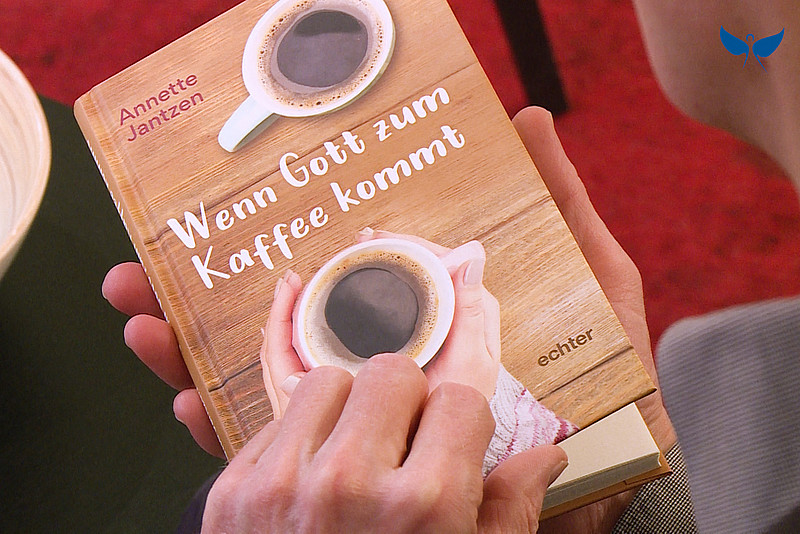 Buch "Wenn Gott zum Kaffee kommt" liegt in Händen von Alois Bierl