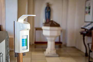 Desinfektionsspender in einer Kirche