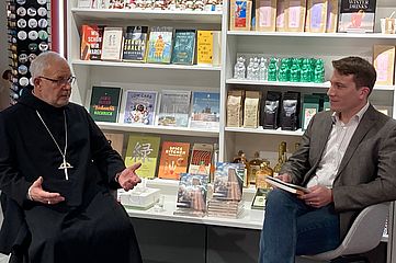 Erzabt Wolfgang Öxler (links) und MK-Redakteur Joachim Burghardt im Gespräch in der Buchhandlung Michaelsbund in München