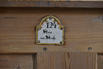 Platznummer mit Name auf Kirchenbank