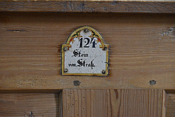 Platznummer mit Name auf Kirchenbank