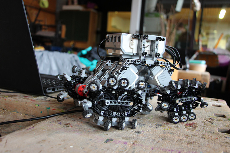 ein grauer Roboter mit vier großen Rädern