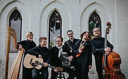 Das sechsköpfige Ensemble "Luz amoi" mit Harfe, Gitarre, Akkordeon, Klarinette, Geige und Kontrabass.
