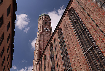 Hier ist der Südturm der Münchner Frauenkirche zu sehen.