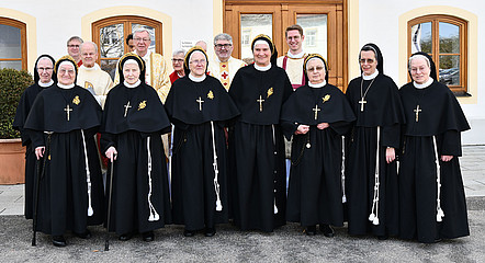 Ordenschwestern und im Hintergrund Priester, ein Diakon und Ministranten