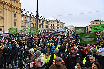 Menschen protestieren auf dem Münchner Odeonsplatz