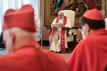 Papst Franziskus spricht vor Kardinälen 
