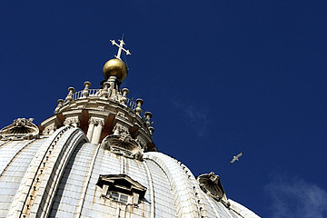 Kuppeldach des Petersdoms der Vatikanstadt in Rom