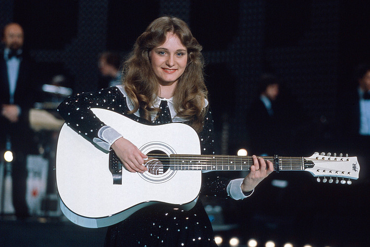 Nicole 1982 mit weißer Gitarre auf der Bühne