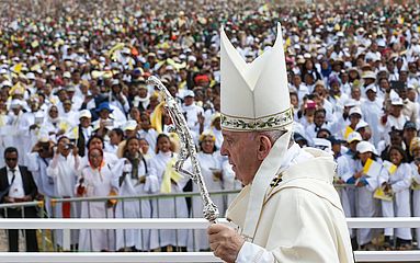 In Antananarivo (Madagaskar) hält Papst Franziskus eine Gebetsfeier für Jugendliche.