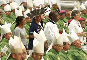 Indigene stehen zwischen Geistlichen beim Eröffnungsgottesdienst der Amazonas-Bischofssynode