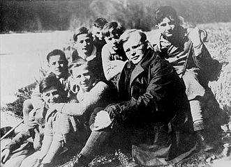 Dietrich Bonhoeffer mit Schülern