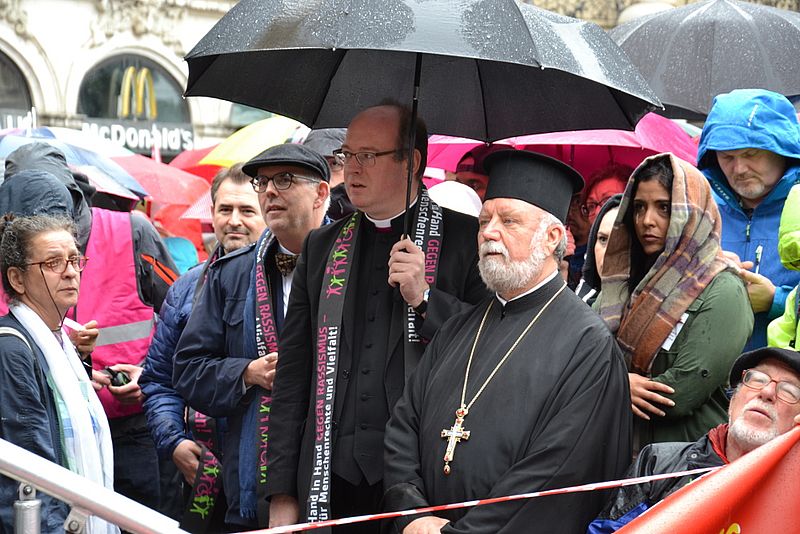 Rabbiner Steven Langnas, Bischofsvikar Rupert Graf zu Stolberg und Apostolos Malamoussis auf der Kundgebung auf dem Stachus in München