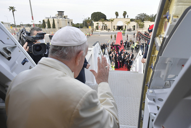 Papst Franziskus winkt auf Malta aus Flugzeug
