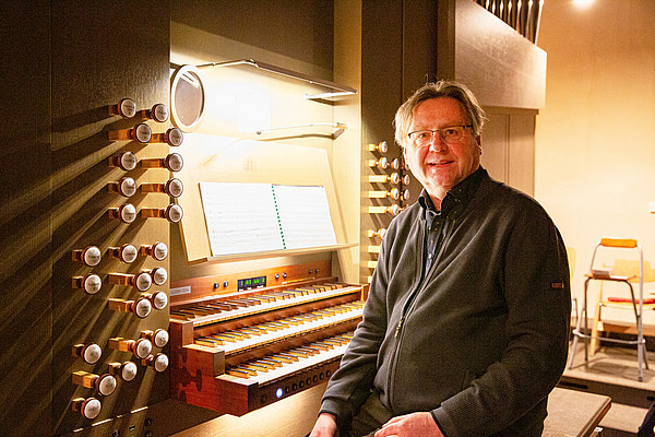 Bernhard Hofmann an der Orgel von St. Martin