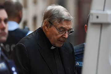 Kardinal Pell beim Verlassen der Gerichts in Melbourne im Juni 2019. 