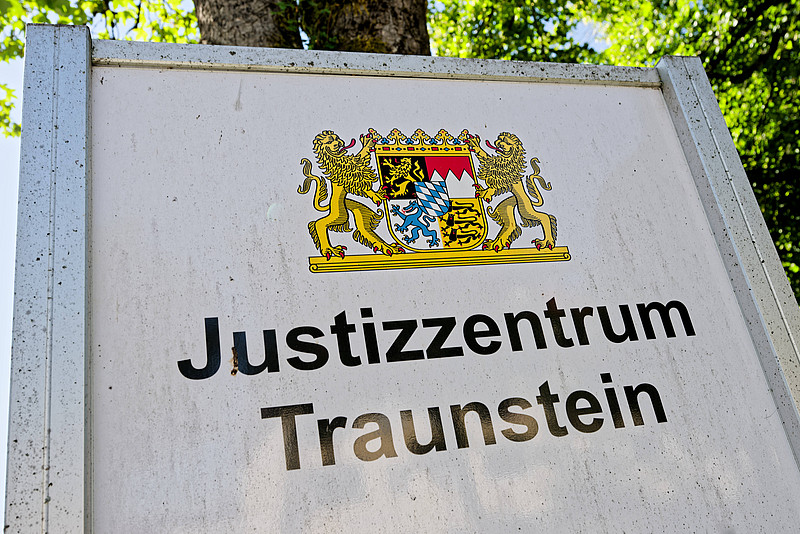 Schild mit Titel "Justizzentrum Traunstein"