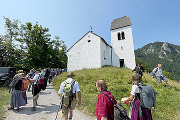 Die Pilger erreichen die Peterskirche auf dem Gipfel.