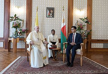 Papst Franziskus und Andry Rajoelina, Präsident von Madagaskar.