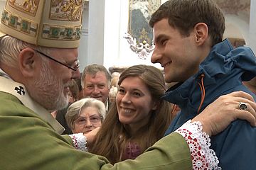 Kardinal Reinhard Marx segnet ein Paar im Freisinger Mariendom