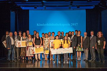 Preisträger und Laudatoren bei der Verleihung des elften Kinderbibliothekspreises in Ursensollen.