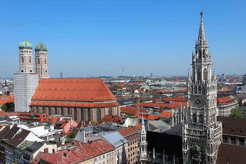 Türme der Frauenkirche und Marienplatz mit Rathaus in der Altstadt von München bei strahlendem Sonnenschein