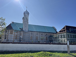 Das eingerüstete Kloster von außen