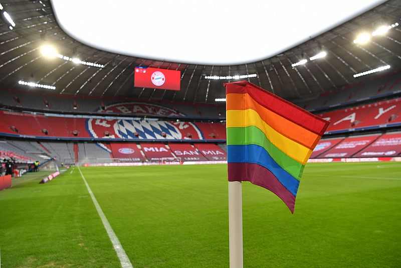 Eckfahne in Regenbogenfarben als Zeichen für Toleranz und gegen Diskriminierung in der Fußball-Arena des FC Bayern München.
