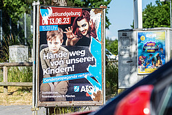 Umstrittenes AFD-Plakat "Hände weg von unseren Kindern", Bildmotiv: geschminkter Mann greift von hinten nach einem verängstigten Kind, Plakat ruft zur Protestkundgebung gegen Drag-Lesung für Kinder in der Stadtbibliothek Bogenhausen am 13.06. auf