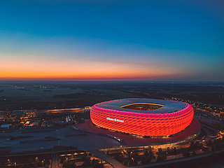 Außenaufnahme der rot leuchtenden Arena