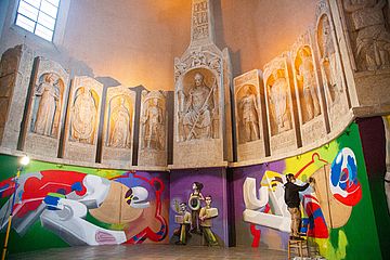 Loomit stellt sein Graffiti für die Sankt Maximilians-Kirche in München fertig.