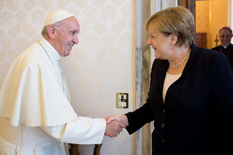 Papst Franziskus und Angela Merkel schütteln sich die Hände