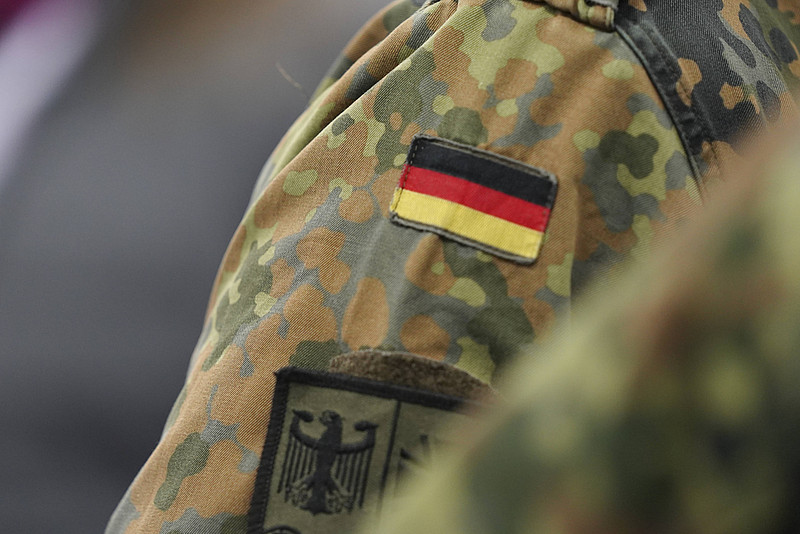 Eine Deutschlandflagge und des Bundeswappen und Bundesadleer auf einer Soldaten Uniform eines Angehoerigen der Armee in Deutschland Deutschland