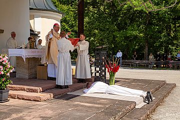 Diakonweihe von Christian Rentsch mit Weihbischof Rupert Graf zu Stolberg