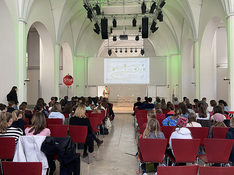Campuskirche des Edith-Stein-Gymnasiums, in der Projekt-Koordinatorin Kistner-Grabenstein  über die Schritte auf dem Weg zur Klimaschule informiert.   