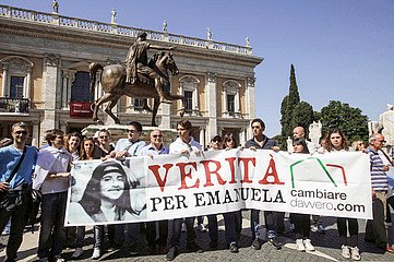 Demonstranten fordern am 27. Mai 2012 in Rom eine Aufklärung des Verschwindens der 15-jährigen Vatikanbürgerin Emanuela Orlandi und halten ein Banner mit der Aufschrift 