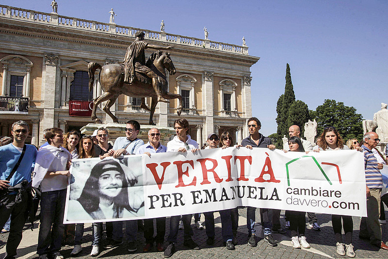 Demonstranten fordern am 27. Mai 2012 in Rom eine Aufklärung des Verschwindens der 15-jährigen Vatikanbürgerin Emanuela Orlandi und halten ein Banner mit der Aufschrift "Verita per Emanuela Orlandi" (dt. Die Wahrheit über Emanuela Orlandi).