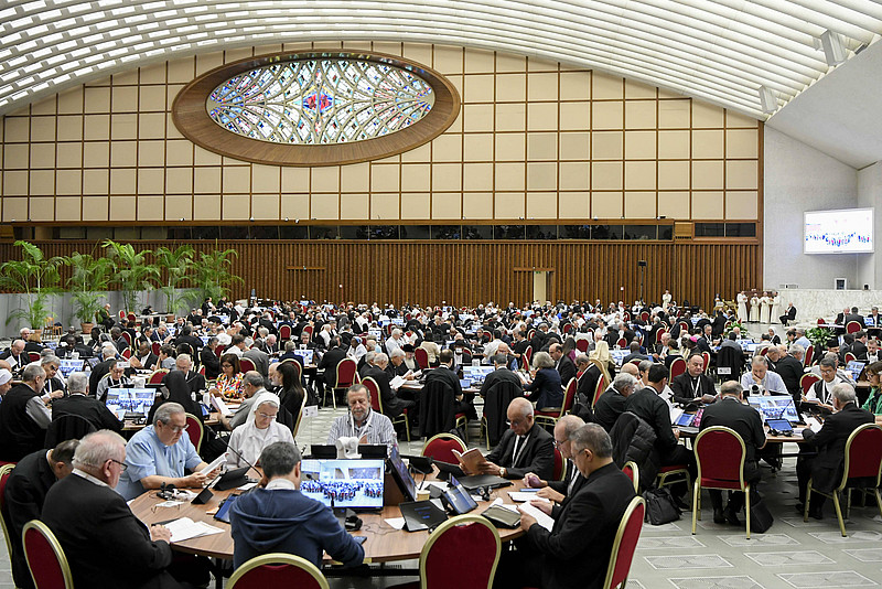 Blick in den Saal der Vatikanischen Audienzhalle, wo die Synodalen in kleinen Gruppen  über Frauen, Klerikalismus und Gleichberechtigung sprechen.