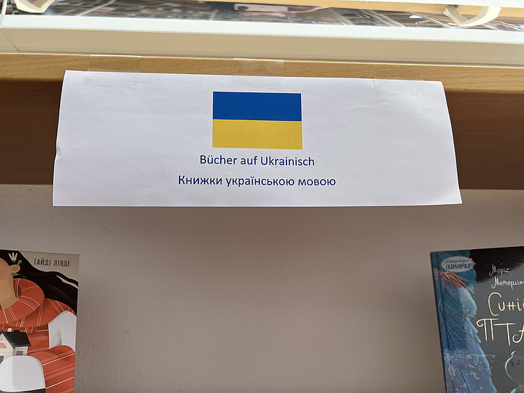 Ukrainisches Bücherregal in der ökumenischen Bücherei der Pfarreien Allerheiligen und Nikodemus in München-Nordschwabing.